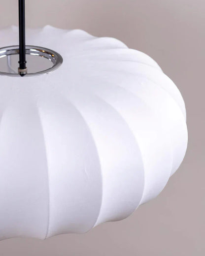 Loftlampe med silkeskærm i japansk wabi-sabi stil – oval skærm med let ribbet overflade