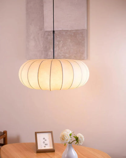 Loftlampe med silkeskærm i japansk wabi-sabi stil – oval skærm med let ribbet overflade