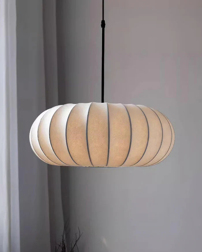 Loftlampe med silkeskærm i japansk wabi-sabi stil – oval skærm med let ribbet overflade