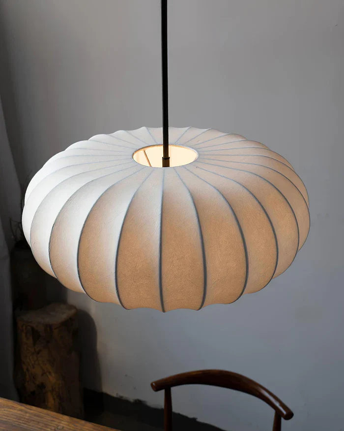 Loftlampe med silkeskærm i japansk wabi-sabi stil – oval skærm med let ribbet overflade