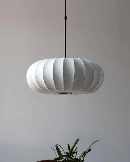 Loftlampe med silkeskærm i japansk wabi-sabi stil – oval skærm med let ribbet overflade