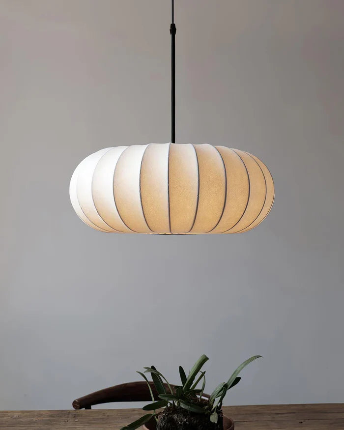 Loftlampe med silkeskærm i japansk wabi-sabi stil – oval skærm med let ribbet overflade