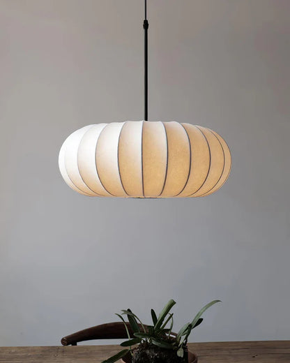 Loftlampe med silkeskærm i japansk wabi-sabi stil – oval skærm med let ribbet overflade