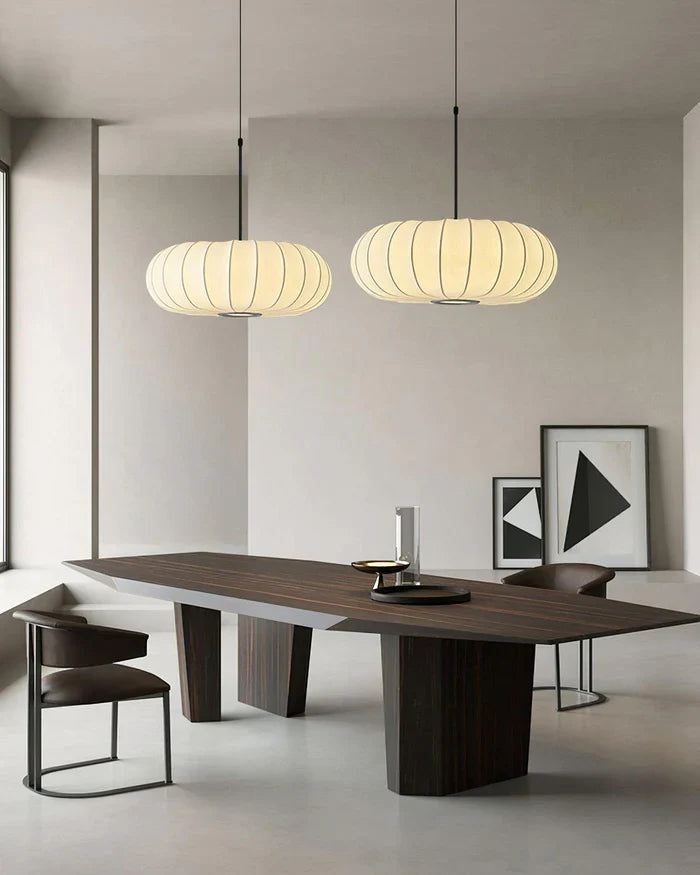 Loftlampe med silkeskærm i japansk wabi-sabi stil – oval skærm med let ribbet overflade