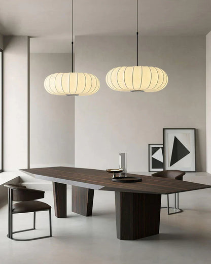 Loftlampe med silkeskærm i japansk wabi-sabi stil – oval skærm med let ribbet overflade