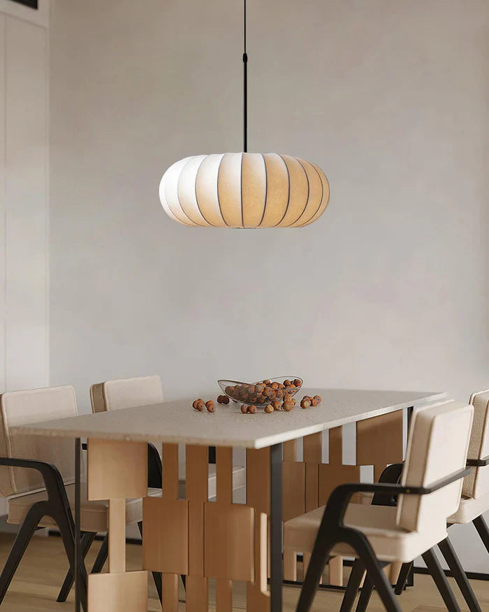 Loftlampe med silkeskærm i japansk wabi-sabi stil – oval skærm med let ribbet overflade