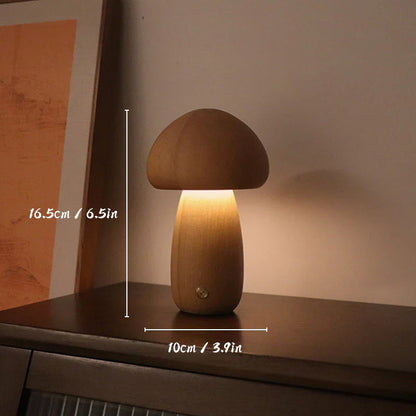 Træ-bordlampe med LED i svampeform – hyggeligt nattelys