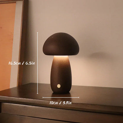 Træ-bordlampe med LED i svampeform – hyggeligt nattelys
