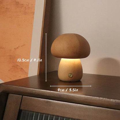 Træ-bordlampe med LED i svampeform – hyggeligt nattelys