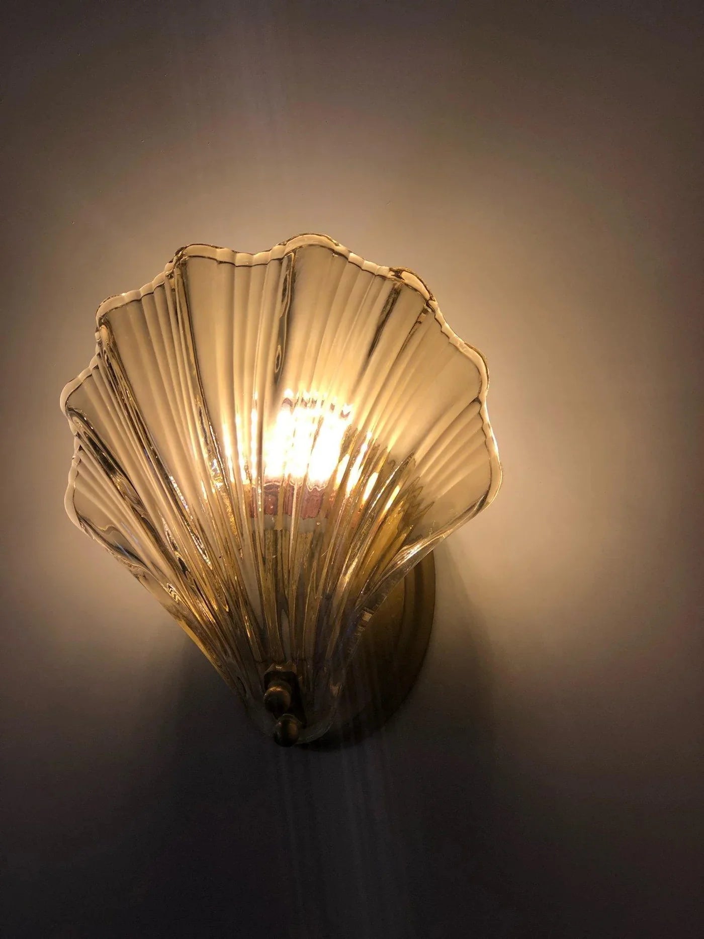 Væglampe med muslingeform og LED