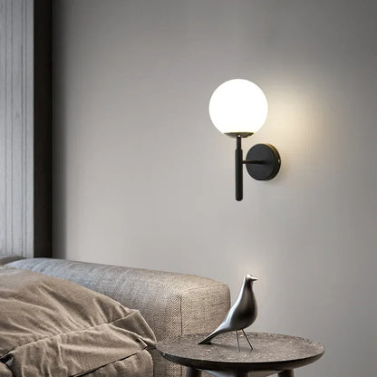 Elegant væglampe med kugleformet skærm